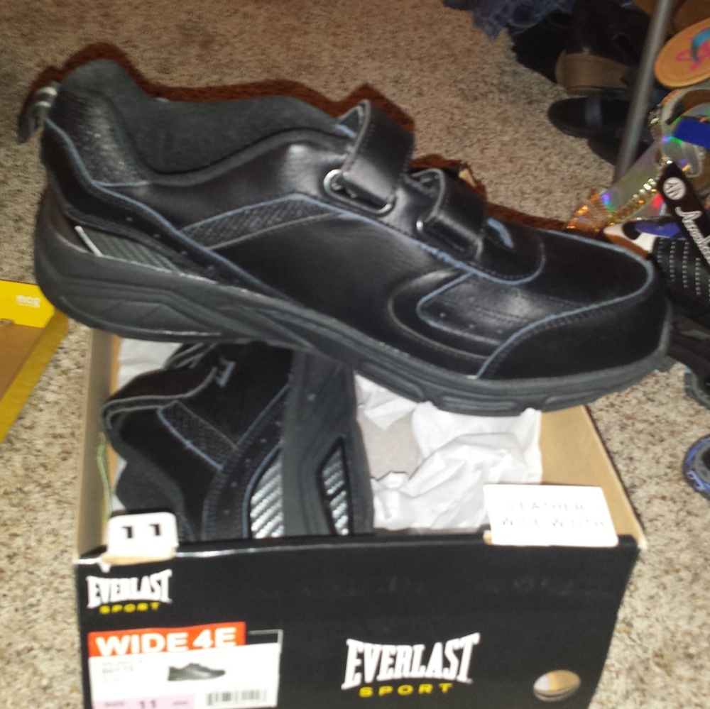 Black size 11 wide real leather men's sneakers